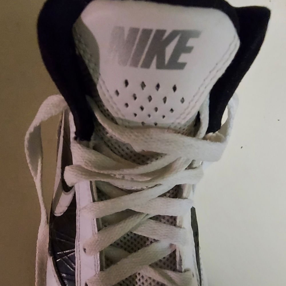 Vintage Nike high top only flaw on tongue